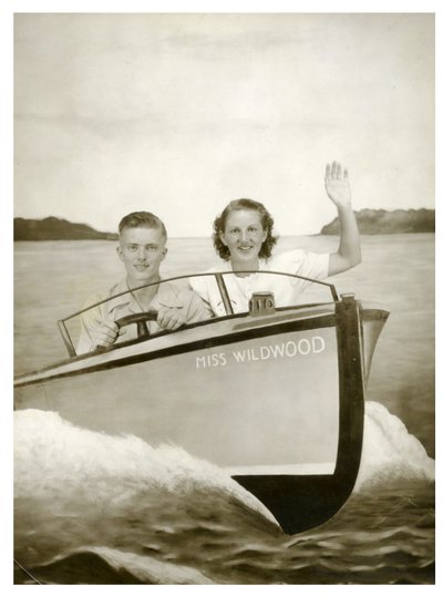 Man och kvinna i en båt som heter "Miss Wildwood" c.1940 (foto) av Unbekannt