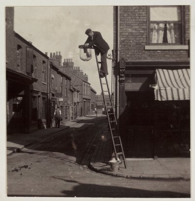 Man som rengör en gasgatlykta, c 1905 av Unbekannt