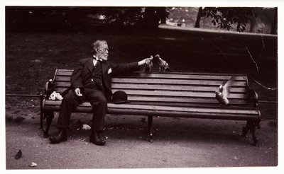 Man på en parkbänk, c 1920 En ögonblicksbild av en man som sitter på en parkbänk och matar duvor, taget av en okänd fotograf omkring 1920 av Unbekannt