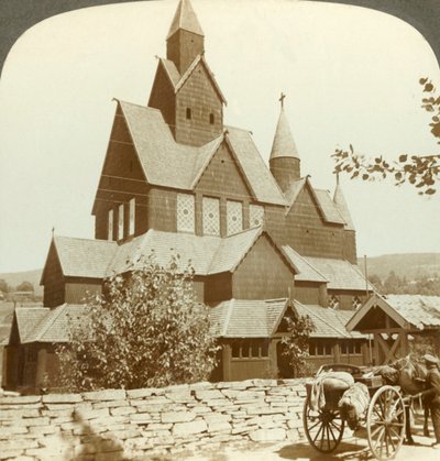 Många gavelförsedda timmerkyrkor med arkad och torn från 1100-talet, Hitterdal, Norge, c1905. av Unbekannt
