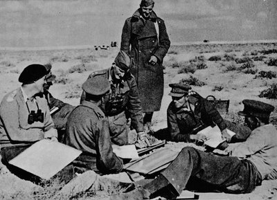 Kartor och planer sprids på sanden, 1942 1944 av Unbekannt