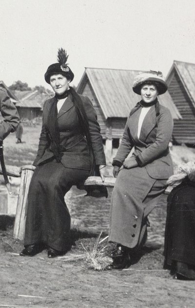 Maria Evgenyevna Golovina, sekreterare för Rasputin höger och Julia Alexandrovna Den, 1912-1913 av Unbekannt