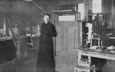 Marie Curie, polskfödd fransk fysiker, i sitt laboratorium, 1912 av Unbekannt