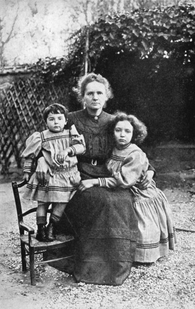 Marie Curie, polskfödd fransk fysiker, med sina döttrar Eve och Irene, 1908 av Unbekannt