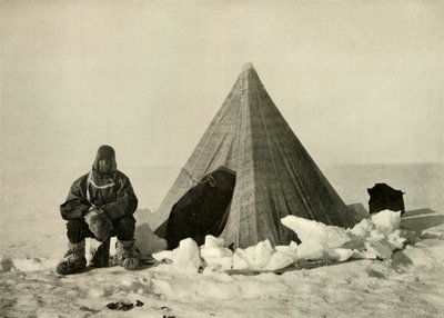Marshall utanför ett tält, vid lägret, c1908, 1909. av Unbekannt