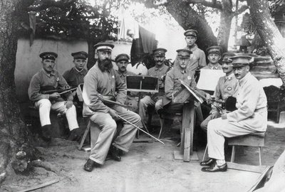 Medlemmar av en tysk Bando POW-lägerorkester i Tokushima Prefecture, ca. 1917. av Unbekannt