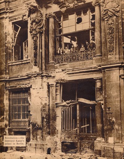 Medlemmar av Peoples Marine Division på balkongen i City Palace, december 1918, 1918, 193 av Unbekannt