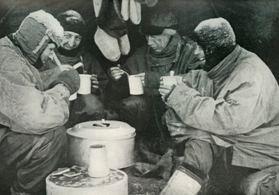 Medlemmar av Polarpartiet äter i lägret, c1911, 1913 av Unbekannt