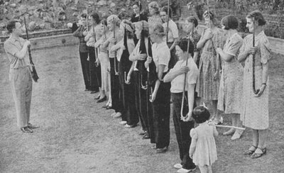 Medlemmar av Womens Volunteer Defence Corps utbildas i gevärsövning, andra världskriget, 1940 av Unbekannt