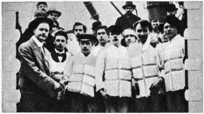 Medlemmar av besättningen på Titanic i sina flytvästar, 1912 av Unbekannt