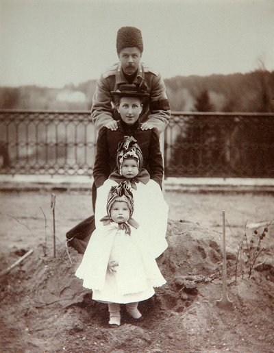 Medlemmar av familjen till hertig Fjodor Uvarov på deras lantgård, Porechye, Ryssland, 1880-talet av Unbekannt