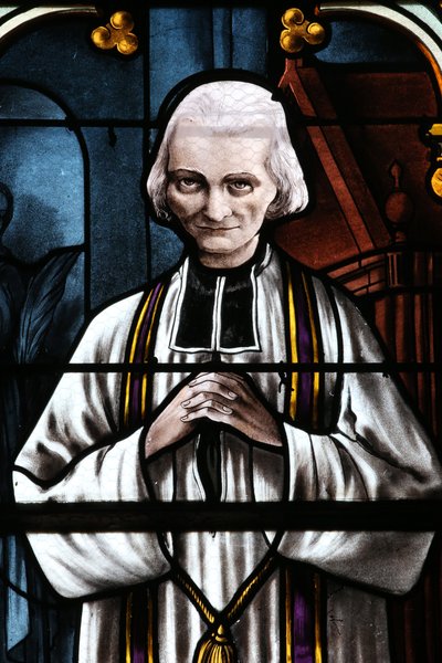 Mezilles kyrka. Fönster i målat glas. Saint John Mary Vianney. Cure of Ars. Frankrike - abbedin Jean Marie Vianney (Vianey, Viannay, Wien), känd som Cure d