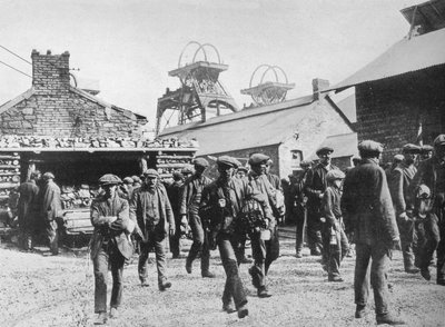 Gruvarbetare som lämnar pithead efter utgången av deras strejkmeddelanden, 1915 av Unbekannt