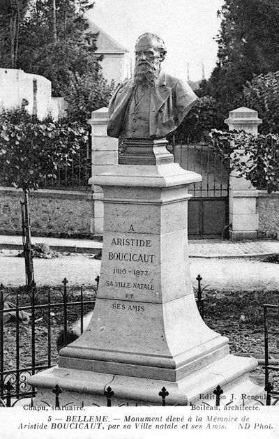 Monument till Aristide Boucicaut utanför hans hem i hans hemstad Bellême, Frankrike (litho) av Unbekannt