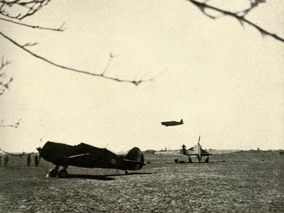 Morane 406 på Vassincourt Aerodrome med franska Curtiss Hawk och Hurricane, 1939-1940, 1941. av Unbekannt