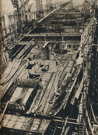Mer än 1 000 fot lång. Shell of Queen Mary i början av konstruktionen, 1930-1934, 1936 av Unbekannt