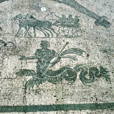 Mosaik, kärror dragna av mulor med resenärer, Cisarii. 1:a århundradet e.Kr av Unbekannt