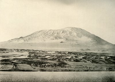 Mount Erebus...Den gamla kratern till vänster, c1908, 1909. av Unbekannt