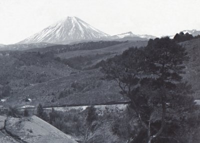 Mount Ngauruhoe, sent 1800-tidigt 1900-tal. av Unbekannt