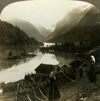 Bergväggiga Loen-sjön - oöverträffad i skönhet och storhet - från Seten gård, Norge, c1905. av Unbekannt