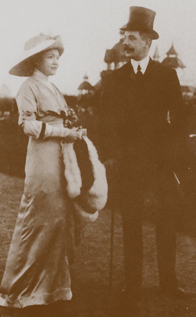 Moura Budberg med sin första make von Benckendorf vid Berlin Horse Racing, 1913 av Unbekannt