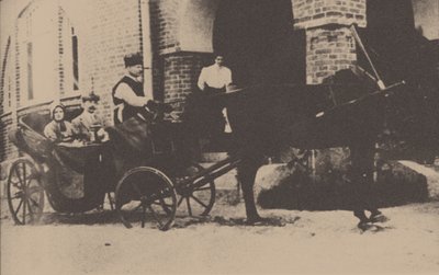Moura Budberg med sin första make von Benckendorf i en vagn på deras estniska egendom, 1912 av Unbekannt