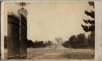 Paris kommun (1871): utsikt över Porte Maillot och Triumfbågen. Anonym fotografering. Tryck på kartong Dim. 17x8 cm av Unbekannt