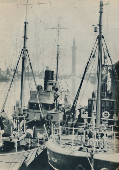 Naval Trawler, HMS Liffy vid sidan av ett Grimsby fiskefartyg i Grimsby Docks, 1937 av Unbekannt