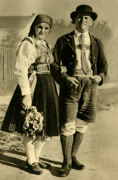 Nygifta i traditionell dräkt, Kärnten, Österrike, c1935. av Unbekannt