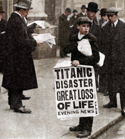 Tidningspojke med nyheter om Titanic-katastrofen, 14 april 1912 av Unbekannt