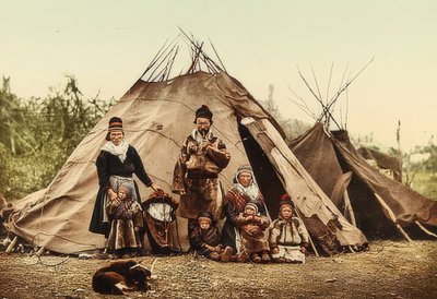 Norge. Rag (frö) - familj framför ett tält. Omkring 1900. Fotokrom. Fotografering av Photoglob / Zürich av Unbekannt