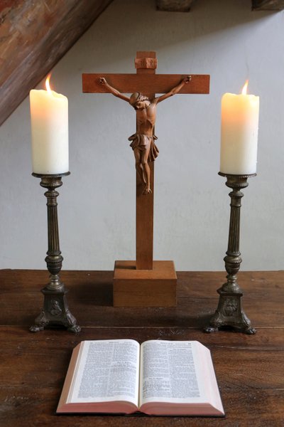 Obersteinbach, Bas-Rhin, Frankrike, le 29/5/2014 - Ljus, krucifix och bibel. Lutherska tempel. av Unbekannt
