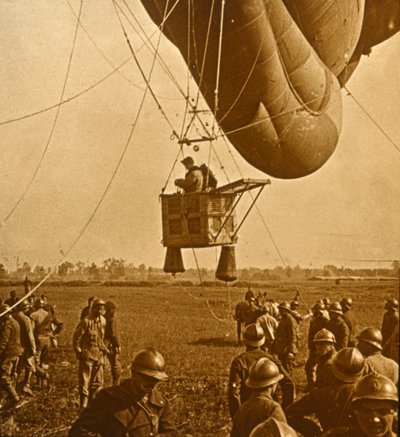Observation av fiendens positioner från en spärrballong, c1914-c1918 av Unbekannt