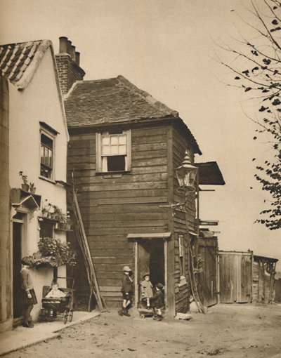 Gamla hus i Highgate från vars dörrar byborna såg bussarna passera., c1935. av Unbekannt