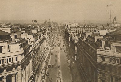 På taket av Bush House, tittar från Kingsway mot Northern Heights, c1935. av Unbekannt