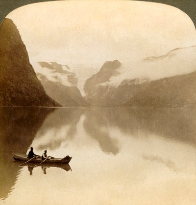 Vid den dystra sjön Olden, mellan molntäckta berg, till Maelkevoldglaciären, Norge, 1905. av Unbekannt