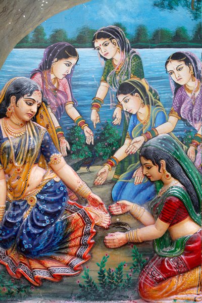 En dag när Radha gick för att möta Krishna, trampade hon på den tjocka barken av en mogen tamarindfrukt och den skar hennes fot. Detta gjorde att hon dröjde med att träffa Krishna; därför förbannade hon trädet att dess frukter inte skulle mogna. Vrindavan  av Unbekannt