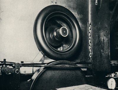 Ett av Sir Malcolm Campbells däck som går i 300 m./h., 1937 av Unbekannt
