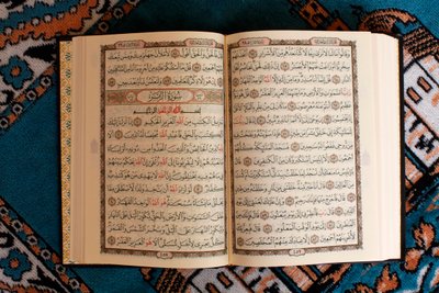 Öppna Kuran och bönematta, , Tunisien av Unbekannt