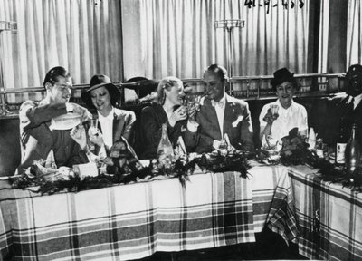 Öppnande av en restaurang av populära franska sångare, Paris, september 1941 av Unbekannt