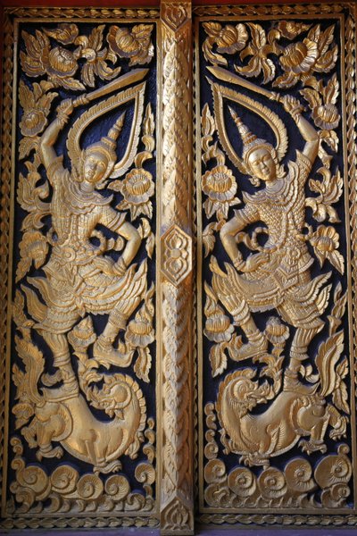 Utsmyckad tempeldörr vid Wat Chedi Luang, Chiang Mai. Thailand av Unbekannt