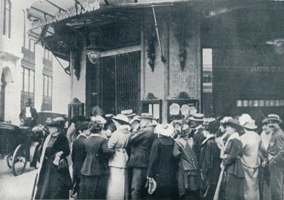 Utanför en av Paris proviantbutiker när en belägring av staden befarades, c1914 av Unbekannt