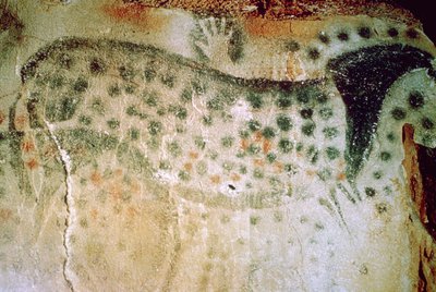 Paleolitisk grottmålning av en häst och människohänder från Frankrike av Unbekannt
