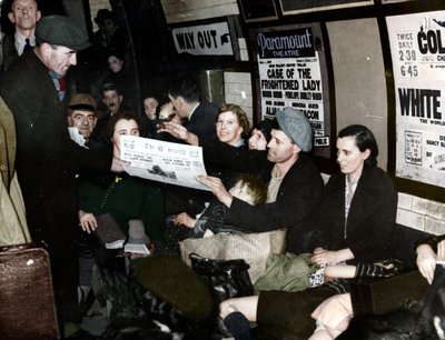 Pappersförsäljare nere i tunnelbanan, London, ca 1940 av Unbekannt