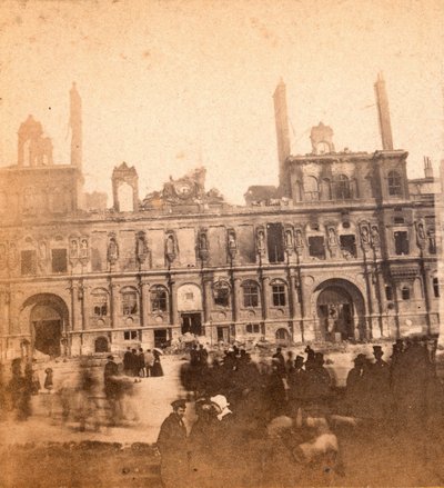 Paris Commune (1871): utsikt över Hotel de Ville efter branden i maj 1871. Anonym fotografering. Tryck på kartong Dim. 8,5x8 cm av Unbekannt