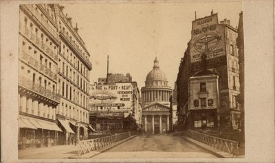 Paris Commune (1871): utsikt över Pantheon och rue Soufflot (stora skyltar främjar Maison de la rue du Pont Neuf). Anonym fotografering. Tryck på kartong Storlek 10x6 cm av Unbekannt