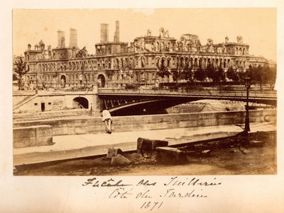 Paris Commune (1871): utsikt över bron Arcole och Hotel de Ville efter branden i maj 1871. Anonym fotografering. Skriv ut på kartong av Unbekannt