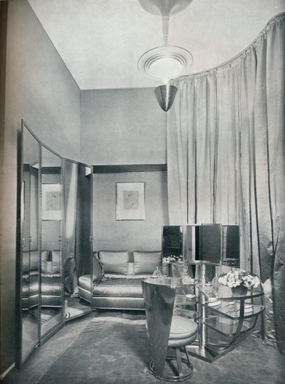 Del av ett omklädningsrum i boudoir i duvgrå satin och förkromad metall, av Eugene Printz från P av Unbekannt