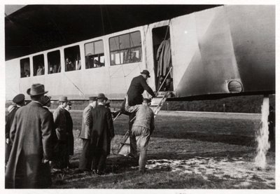 Passagerare som går ombord på Zeppelin LZ 11 Viktoria Luise, c1912-1914 1933 av Unbekannt