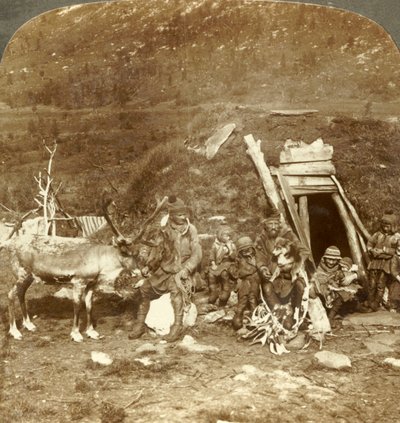 Människor från det kyliga nordlappshemmet och familjen, nära Tromsø, Norge, c1905. av Unbekannt
